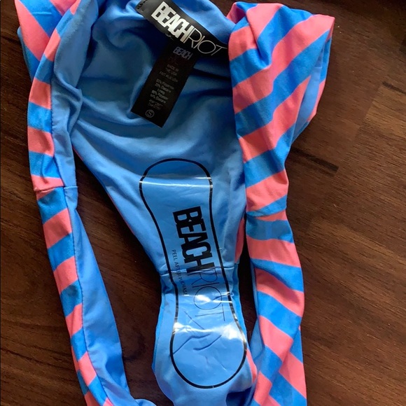 Beach Riot - Camilla top and Island Bottom - Picture 5 of 6